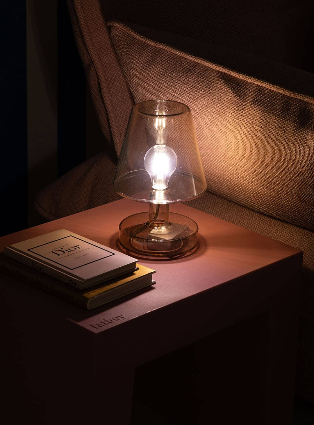 Fatboy Transloetje, la lampe décorative LED au design moderne et rétro. Trois intensités lumineuses, couleurs éclatantes et praticité sans fil. Faites briller votre quotidien !