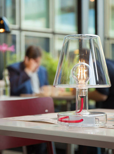 Apportez une touche de modernité avec la lampe Fatboy Transloetje. Lumière LED, rechargeable et disponible en couleurs translucides. Design élégant et pratique.