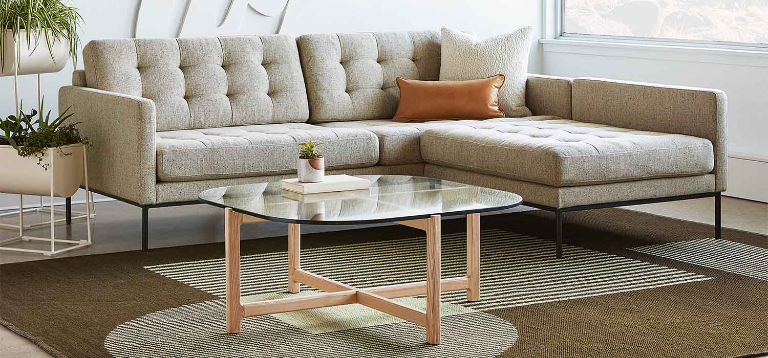 Le sofa bi-sectionnel Towne de Gus* Modern présente un profil élancé et une base surélevée en métal à revêtement en poudre qui apportent une touche de raffinement aux espaces résidentiels et commerciaux contemporains - sans sacrifier le confort.