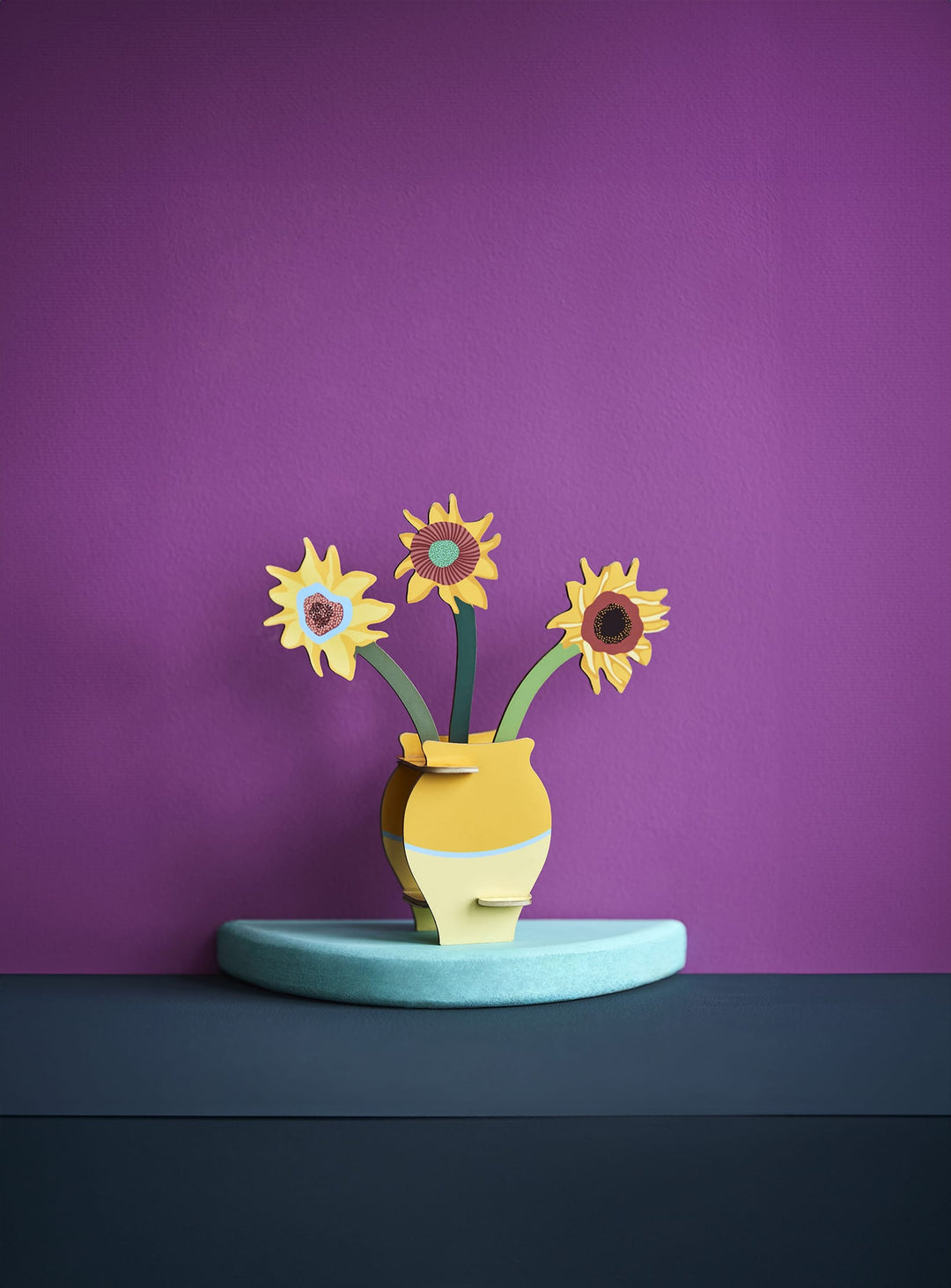 Décorez avec les Fleurs Van Gogh 3D de Studio Roof, une création en carton recyclé qui allie art, nature et durabilité.