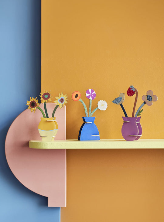 Offrez un bouquet 3D écologique avec les Fleurs Van Gogh de Studio Roof, une décoration florale en carton recyclé inspirée par l’art de Van Gogh.