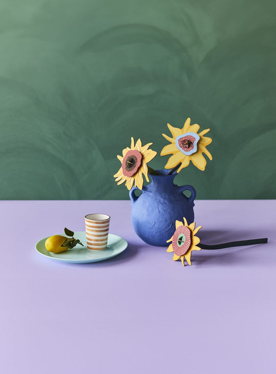 Sublimez votre espace avec les Tournesols Van Gogh 3D de Studio Roof, une décoration durable inspirée du chef-d'œuvre classique.