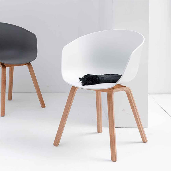 La chaise capitaine est une chaise du designer Hee Welling. Sa coque aux formes accueillantes et ergonomiques vous assure un confort optimal. On l'imagine aussi bien autour d'une table de repas, que dans un salon ou devant un bureau.