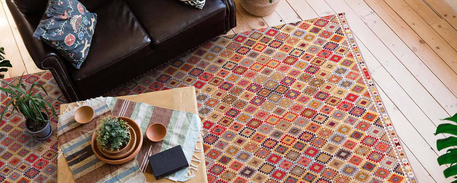 Habillez votre plancher avec un design contemporain aux accents vintage. La compagnie Espagnole Adama Alma offre une large gamme tapis de vinyle aux motifs chaleureux et variés.