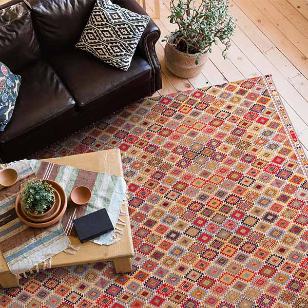 Habillez votre plancher avec un design contemporain aux accents vintage. La compagnie Espagnole Adama Alma offre une large gamme tapis de vinyle aux motifs chaleureux et variés.