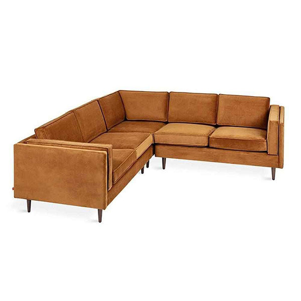 La simplicité et la sobriété sont souvent les meilleurs ingrédients pour un intérieur moderne pur et efficace. En démontre la collection Adelaide de Gus* Modern qui propose un design classique inspiré des archétypes de sofas du milieu des années 1950