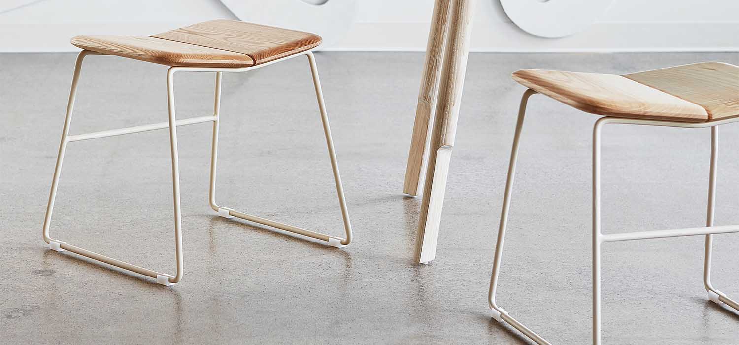 S'inspirant du design scandinave contemporain, le tabouret Aero de Gus* Modern présente un siège chanfreiné légèrement arrondi, fabriqué à partir de deux pièces parfaitement équilibrées de bois de frêne sur un cadre métallique courbé et aérien.