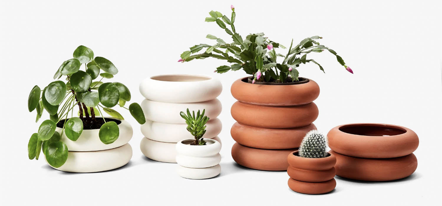 La jardinière empilable de Areaware intègre discrètement une jardinière et une soucoupe en une seule forme. Soulevez l'anneau inférieur pour révéler une soucoupe cachée.