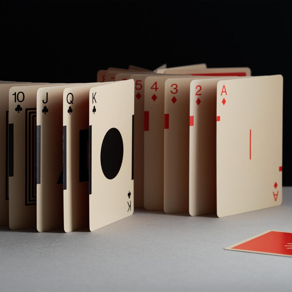 L’édition Eames d’Art of Play : un jeu de cartes célébrant l’héritage des Eames avec un design inspiré du logo Starburst et du film « Powers of Ten ».