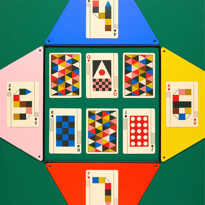 Découvrez l’esprit créatif des Eames avec l’édition spéciale Art of Play, un jeu de cartes inspiré de The Little Toy, fabriqué aux États-Unis.