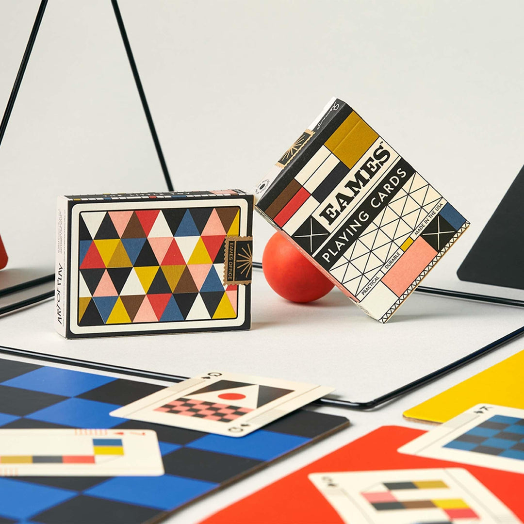 Le jeu de cartes Eames par Art of Play : un design minimaliste inspiré de The Little Toy, conçu avec des matériaux durables.