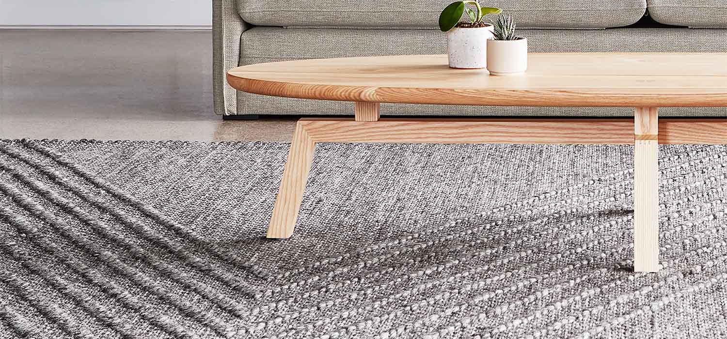 Avro par Gus* Modern est un tapis noué à la main avec un motif texturé subtil conçu pour créer des variations tonales discrètes. S'inscrivant dans un style minimaliste, Avro crée une base organique pour tout espace