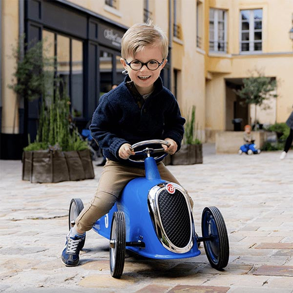 Votre enfant aimerait prendre le volant de l'auto ? Il n'a pas encore l’âge d'avoir le permis de conduire mais par contre il pourra piloter son propre bolide grâce à notre sélection de voitures conçus pour les enfants en quête de sensations fortes !