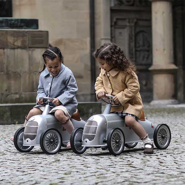 Entreprise familiale crée en 1999, Baghera est une marque Française située près de Paris. Look rétro, accessoires au style vintage tout est fait pour que votre enfant avides d’aventures se laisse à son tour transporter au volant de son bolide.