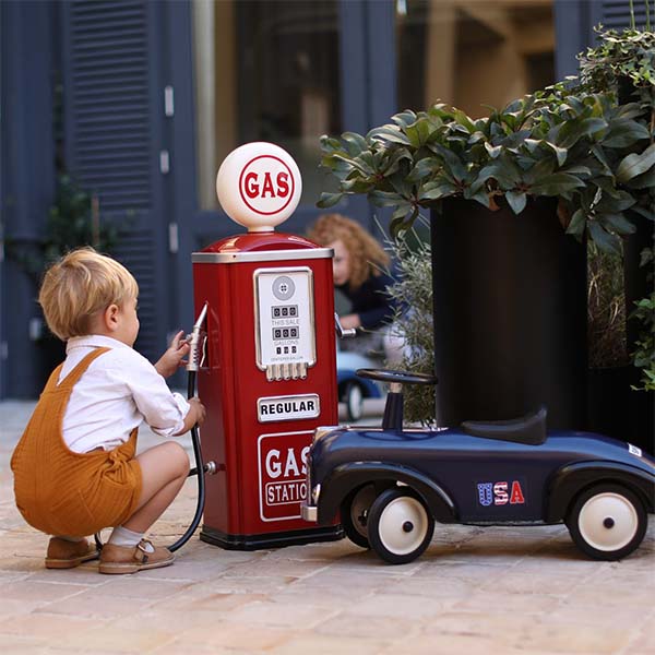 Avec la station essence Baghera en métal, votre petit pilote pourra remettre de l’essence dans son bolide et rouler vers de nouvelles aventures.