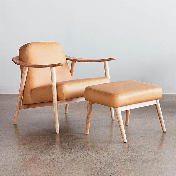 Ode au minimalisme nordique chaleureux, le fauteuil Baltic de Gus* Modern est conçu pour s'harmoniser avec la vie contemporaine. Élégant et compact, avec un cadre en bois massif épuré, il transmet une sensation de calme et de légèreté