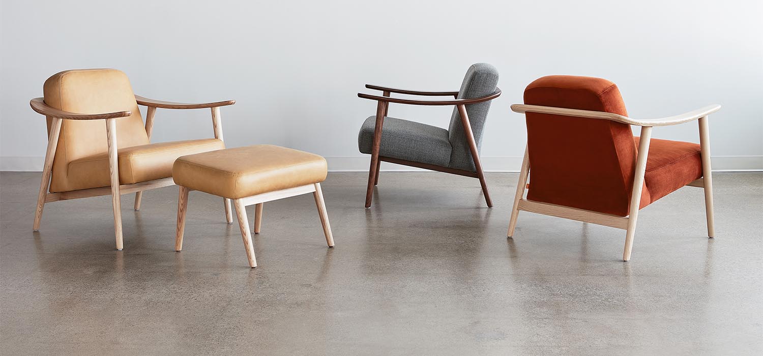 Ode au minimalisme nordique chaleureux, le fauteuil et l'ottoman Baltic par Gus* Modern sont conçus pour s'harmoniser avec la vie contemporaine. Élégants et compacts, avec des cadres en bois massif épurés, ils transmettent une sensation de calme