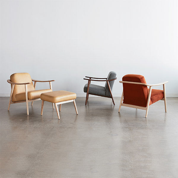 Ode au minimalisme nordique chaleureux, le fauteuil et l'ottoman Baltic par Gus* Modern sont conçus pour s'harmoniser avec la vie contemporaine. Élégants et compacts, avec des cadres en bois massif épurés, ils transmettent une sensation de calme