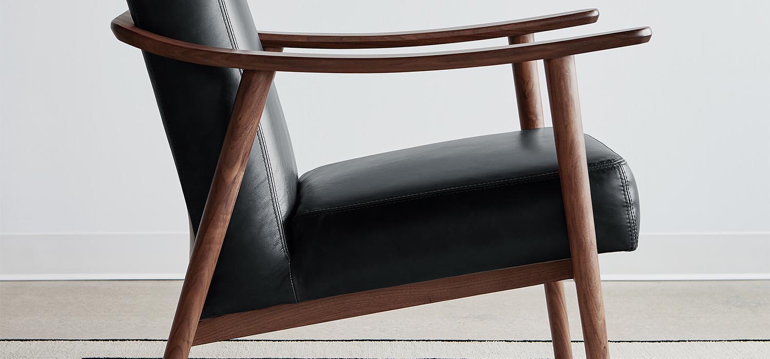 Ode au minimalisme nordique chaleureux, le fauteuil Baltic de Gus* Modern est conçu pour s'harmoniser avec la vie contemporaine. Élégant et compact, avec un cadre en bois massif épuré, il transmet une sensation de calme et de légèreté