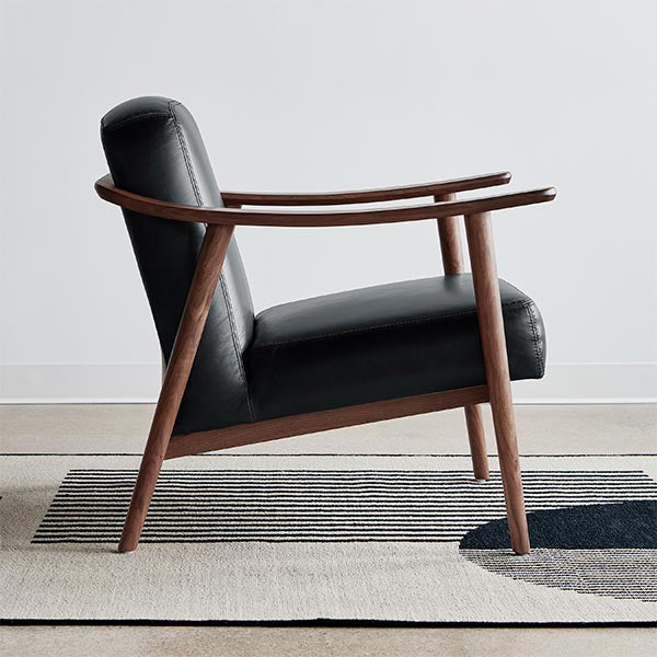 Ode au minimalisme nordique chaleureux, le fauteuil Baltic de Gus* Modern est conçu pour s'harmoniser avec la vie contemporaine. Élégant et compact, avec un cadre en bois massif épuré, il transmet une sensation de calme et de légèreté