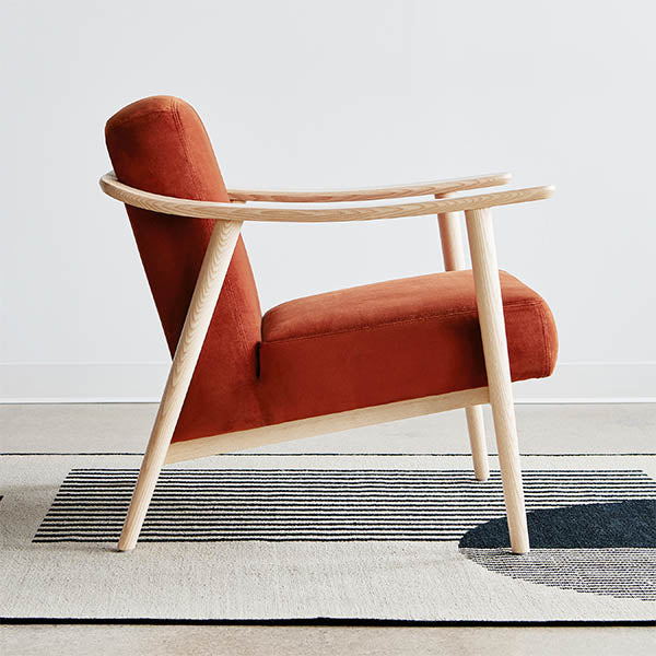 Ode au minimalisme nordique chaleureux, le fauteuil Baltic de Gus* Modern est conçu pour s'harmoniser avec la vie contemporaine. Élégant et compact, avec un cadre en bois massif épuré, il transmet une sensation de calme et de légèreté