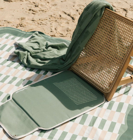 Plongez dans le luxe avec la chaise longue Basil Bangs, associant l'élégance du rotin et du bois d'origine éthique pour une détente sophistiquée en extérieur.