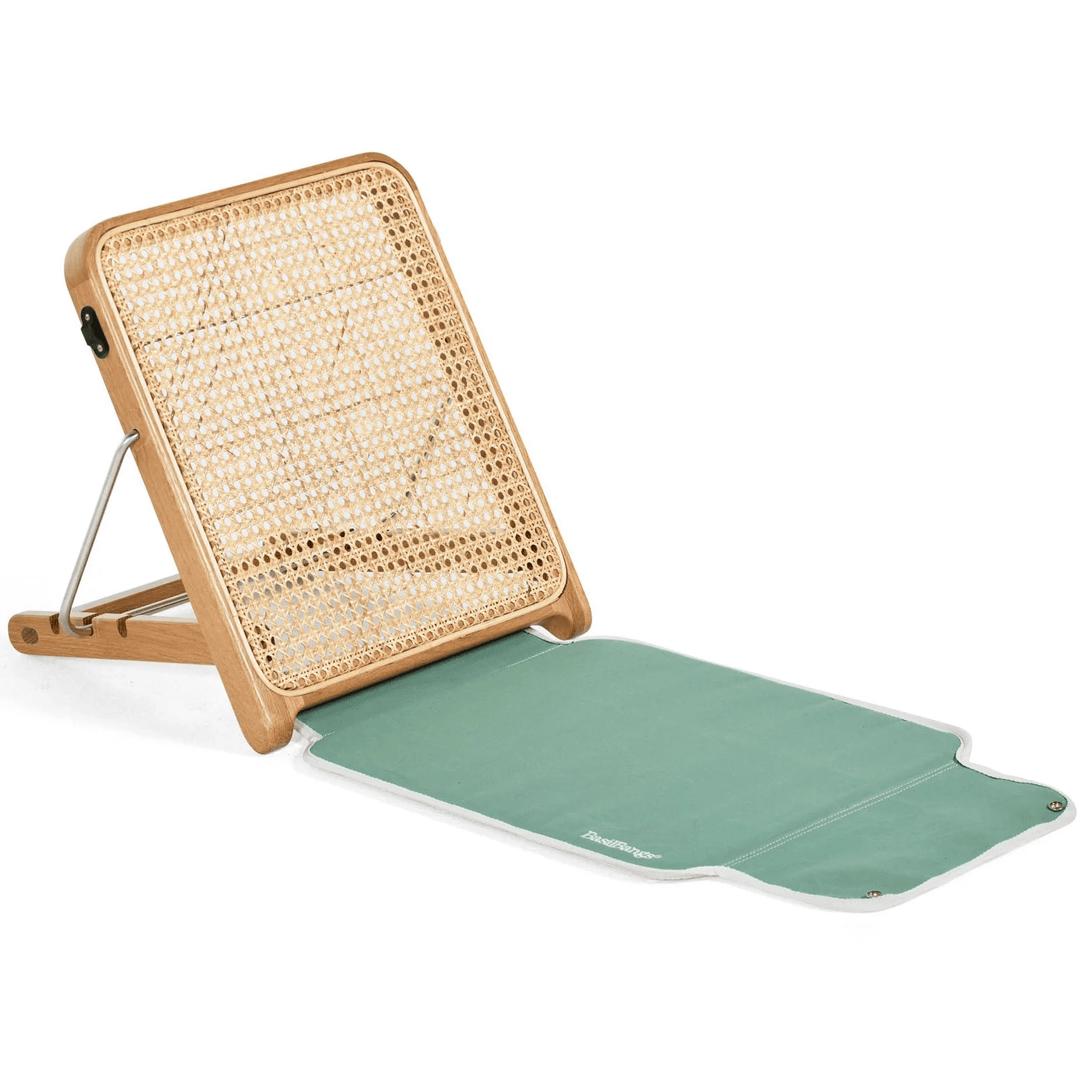 Basil Bangs The Lounger, chaise longue à poser au sol avec support inclinable, en bois et tissu résistant, sage