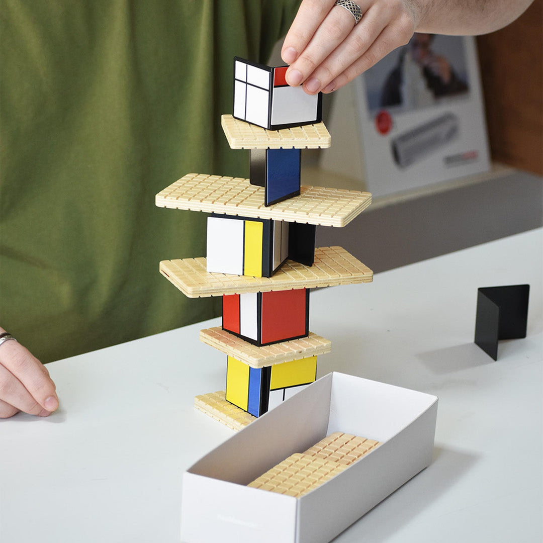 Expérimentez l'art moderne avec House of Mondrian de Beamalevich, un jeu interactif qui fusionne construction et expression artistique.