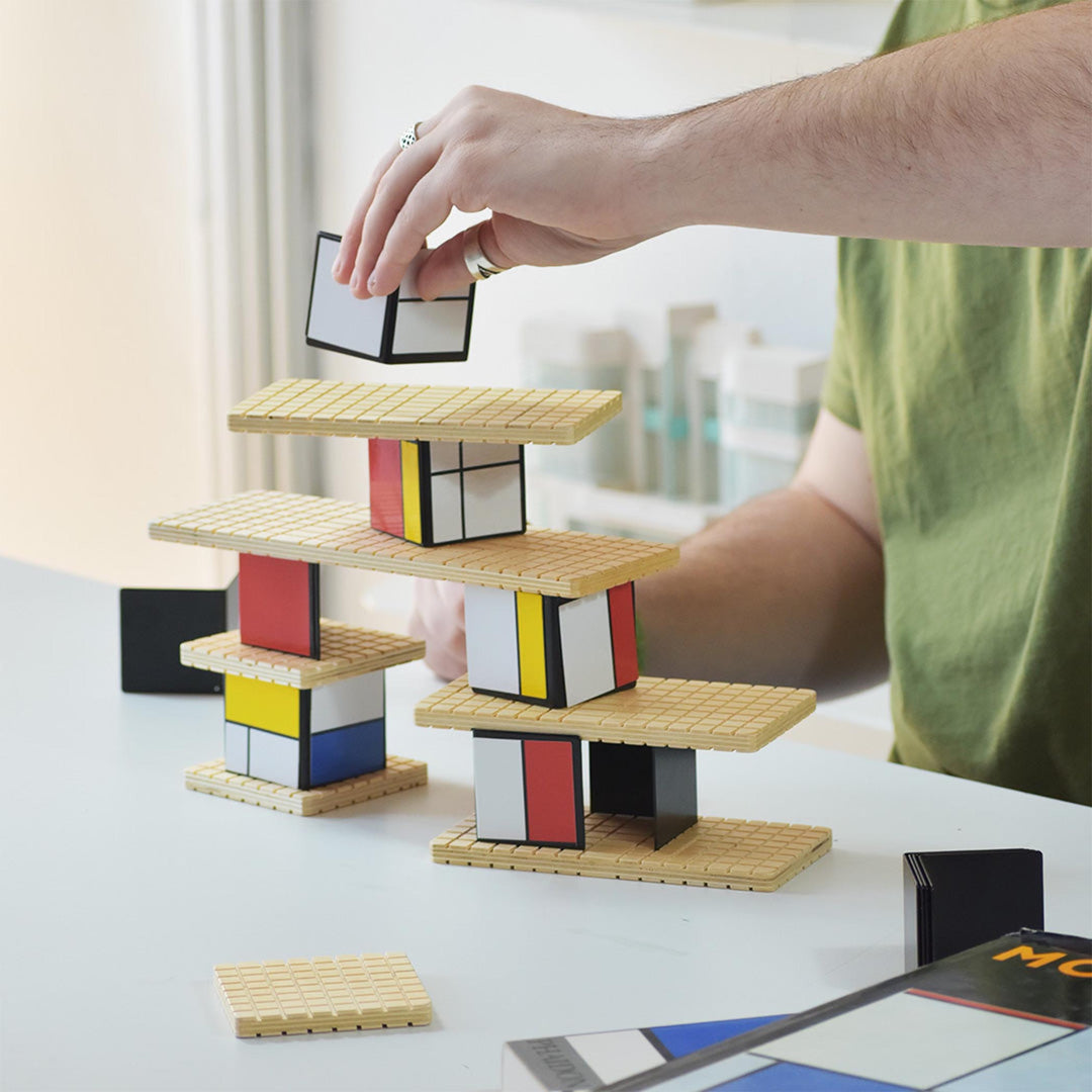 Créez votre propre interprétation artistique avec House of Mondrian, un jeu de construction modulable en hommage à De Stijl.