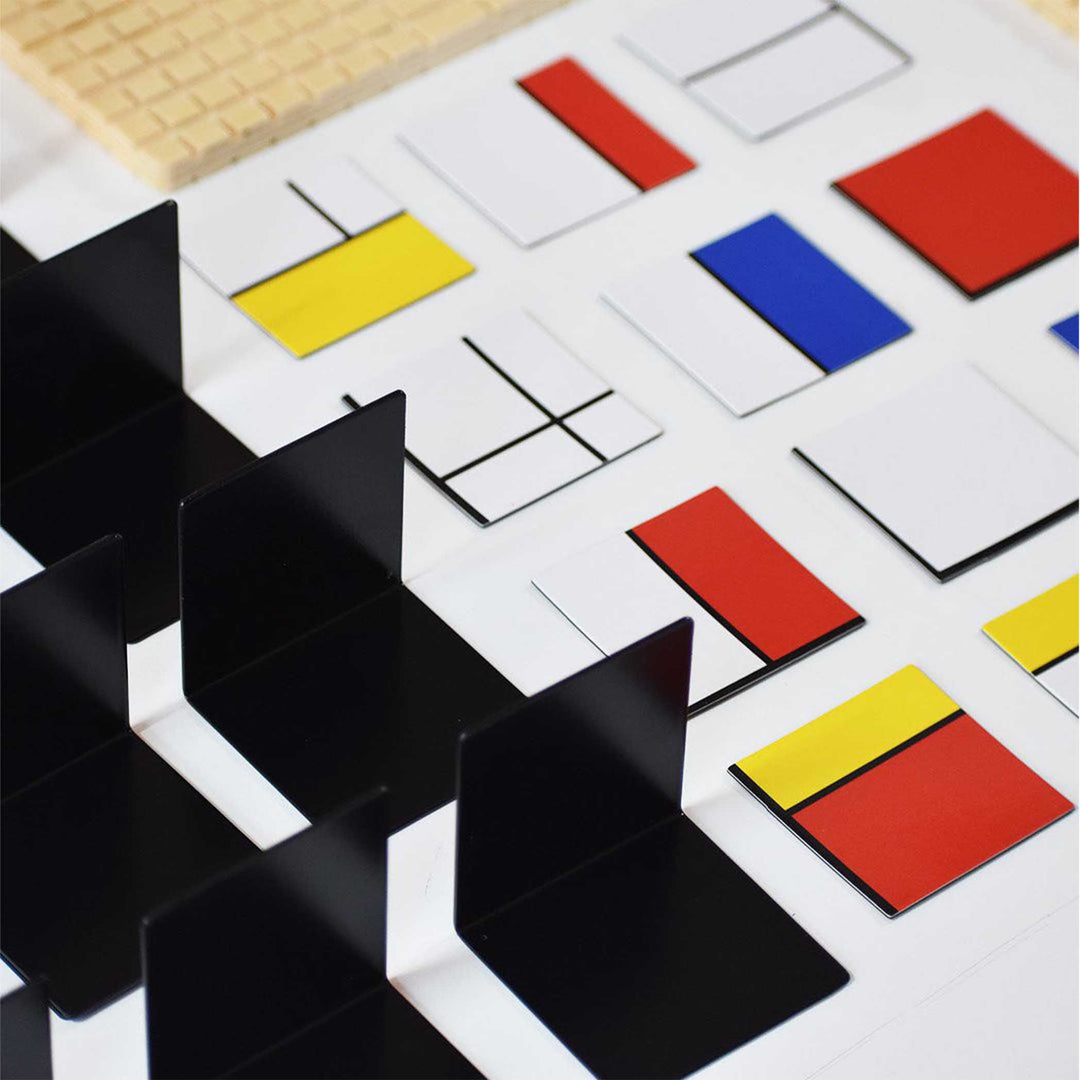 Empilez, réarrangez et créez avec House of Mondrian de Beamalevich, une sculpture modulaire inspirée du style géométrique de Mondrian.