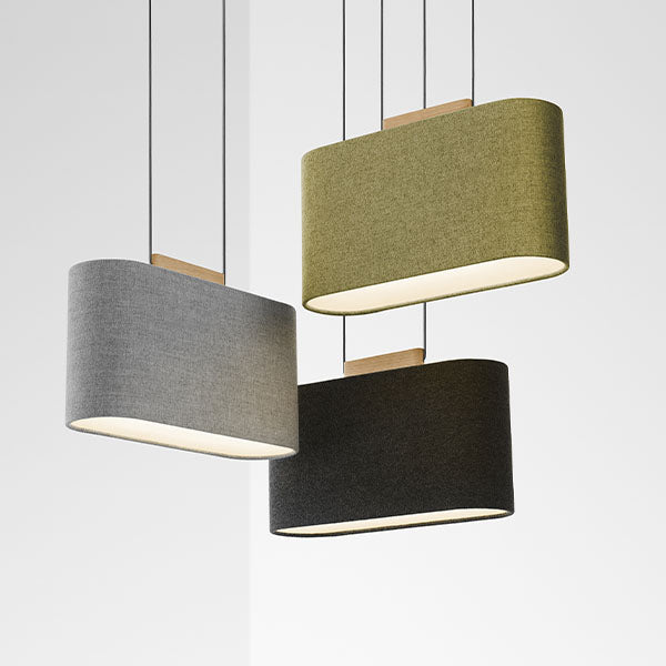 La forme iconique de la lampe suspendue Belmont de Pablo Designs crée une toile naturelle pour exposer une gamme exquise de textiles colorés de première qualité qui peuvent être appariés avec une armature en chêne massif.