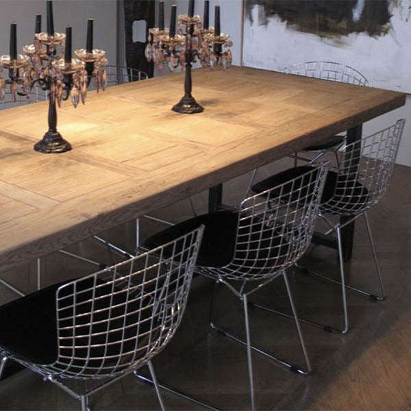 Aérienne et dessinée dans l'espace, elle offre un excellent confort et s'adapte à la forme de votre corps. Dans un décor rustique ou moderne, l'indémodable Bertoia trouvera sa place autour de votre table.