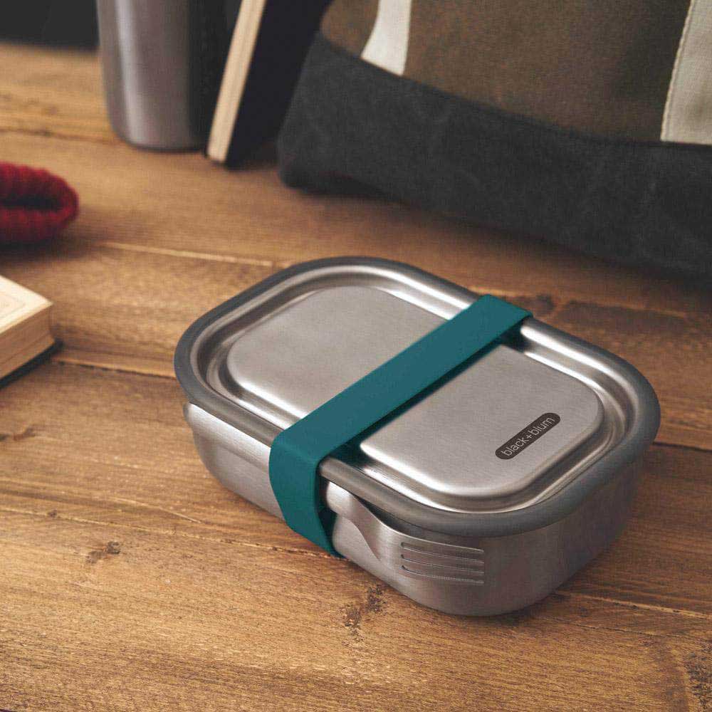 Emportez vos repas en toute élégance avec la boîte à lunch en acier Black+Blum. Sécurité assurée par une valve anti-fuite et un couvercle en acier inoxydable facile à nettoyer.