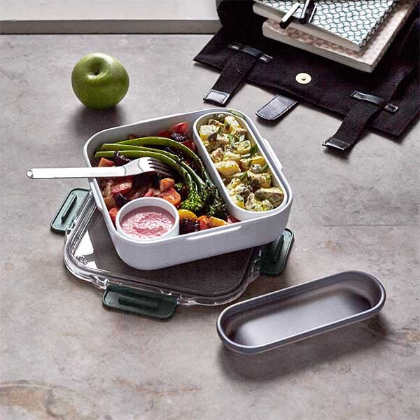 La boîte à lunch original de black+blum possède un pot à sauce hermétique et un plat intérieur qui est un moyen facile de séparer et de mettre au micro-ondes des parties distinctes de vos aliments.