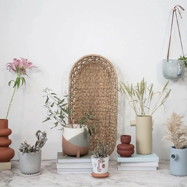 Retrouvez dans cette catégories des vases, des cache-pots, des arrosoirs, des fausses plantes et même des outils de jardinage. Vous l'aurez compris, vos intérieurs ont besoin de verdure pour les rendre vivants.