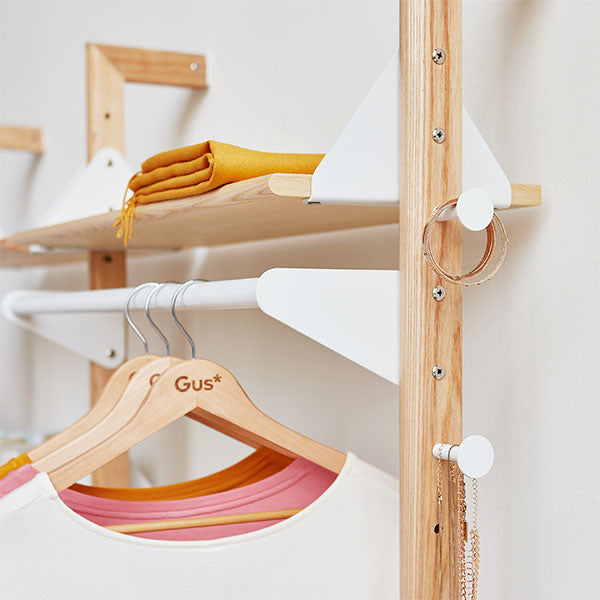 Le système d'organisation modulaire Branch Display par Gus* Modern allie le style du milieu du siècle dernier à des composants modernes pour vous offrir un nombre infini d'options de rangement élégant pour la maison, le bureau ou le commerce.