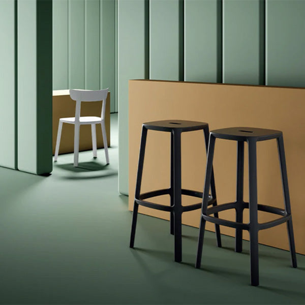 La collection Cadrea de TOOU Design reprend la forme bien connue d'une chaise de bistrot, dont elle conserve le confort et la facilité de manipulation d'un objet d'usage quotidien, associés à la fraîcheur d'un design contemporain entièrement rénové.