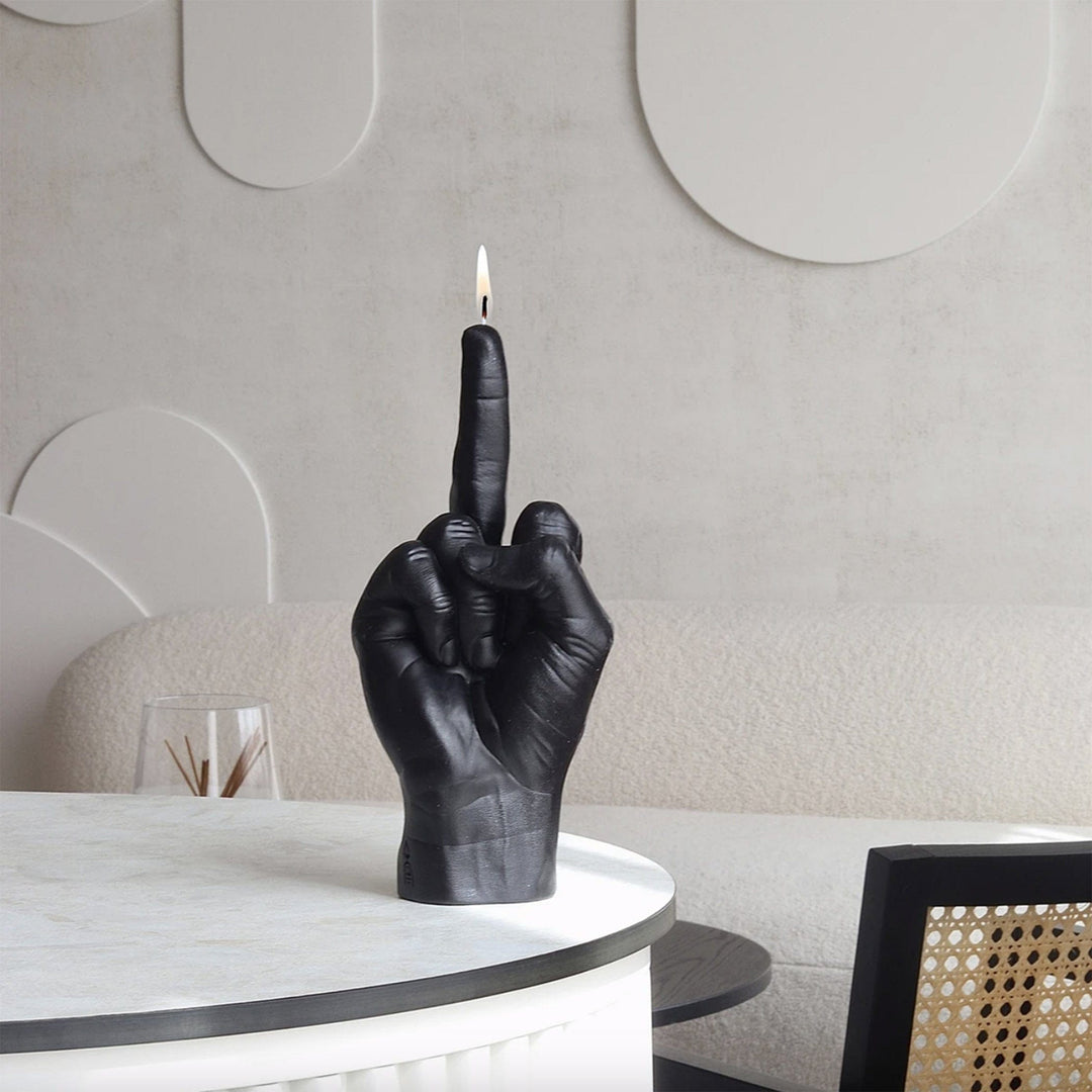 La bougie CandleHand « f*ck you », un geste rebelle transformé en objet décoratif réaliste et de haute qualité.