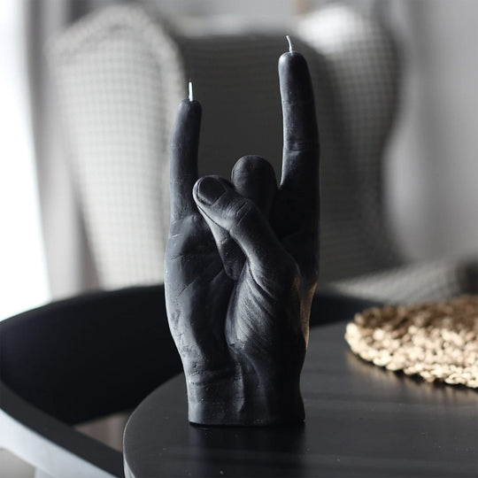 Ajoutez une touche rock à votre déco avec la bougie You Rock de CandleHand, un symbole énergique du légendaire geste « rock on ».