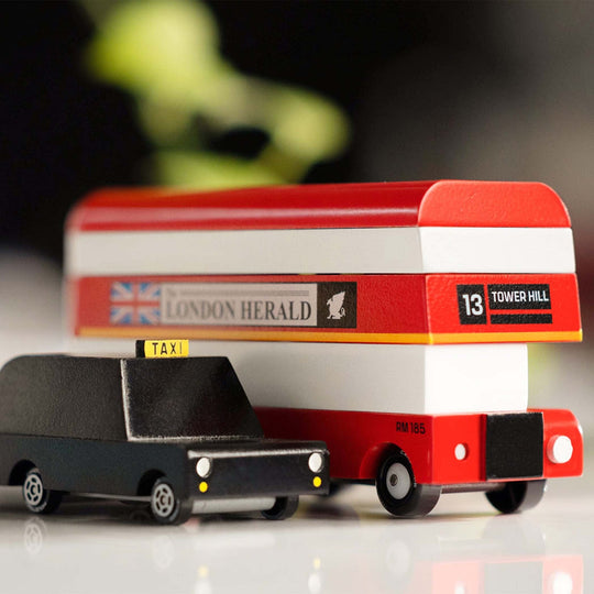 Le London Bus de Candylab Toys, un jouet solide et charmant, idéal pour faire découvrir la capitale britannique aux petits explorateurs.