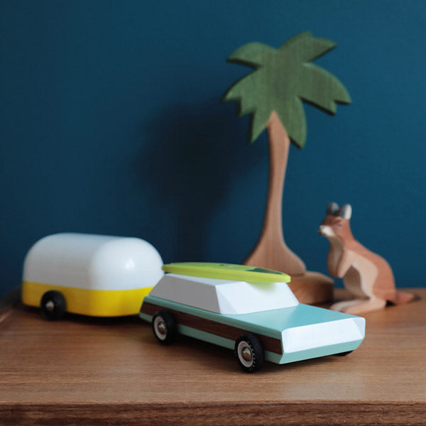 Découvrez Candylab, des voitures en bois au design rétro, conçues pour jouer ou collectionner, de la voiture de course au bus scolaire.