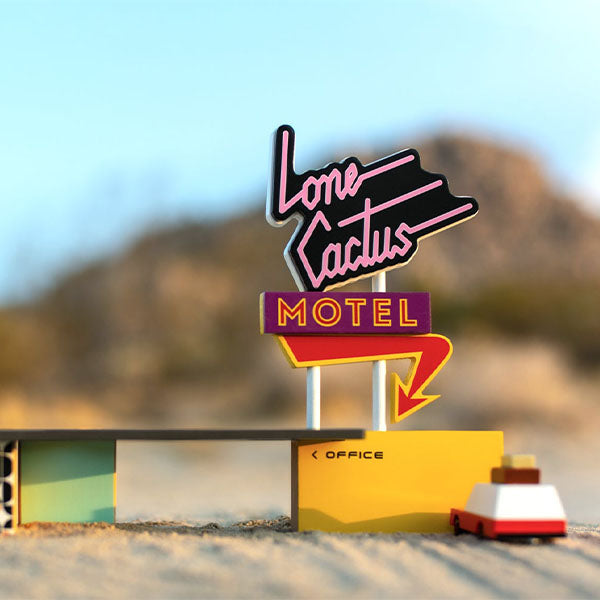 Rappelez-vous, ce qui se passe au Lone Cactus Motel, reste au Lone Cactus Motel. Voici notre nouvel ensemble compatible Candycar. Décoré avec des motifs du milieu du siècle, Wifi gratuit et café frais