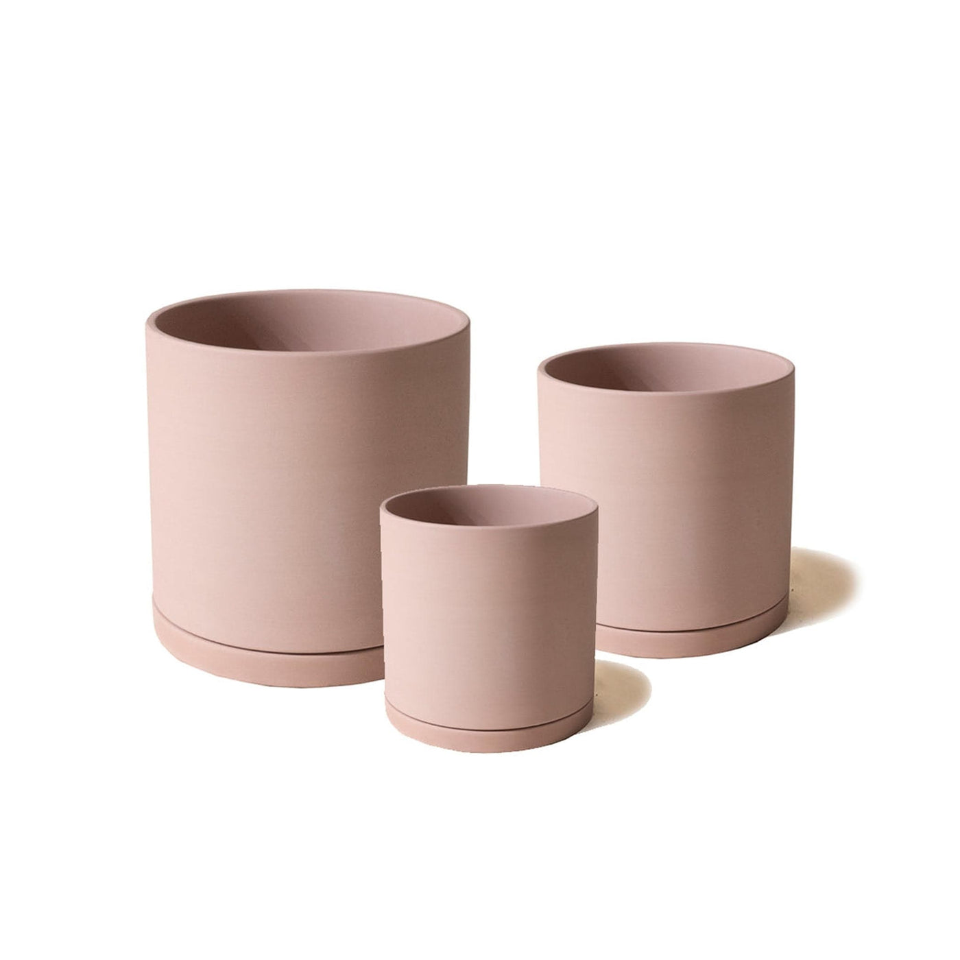 Vivez la fusion parfaite entre esthétique et fonctionnalité avec l'ensemble de cache-pots Dojo, une solution polyvalente pour mettre en valeur vos plantes d'intérieur. Argile terracotta.