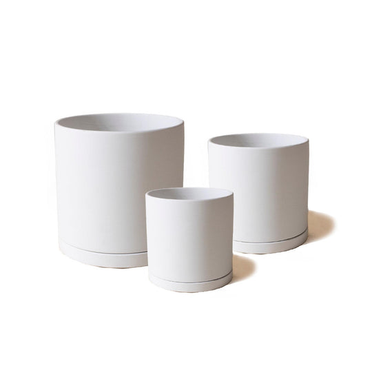 Plongez dans la simplicité élégante des cache-pots Dojo, accompagnés de soucoupes assorties pour protéger vos surfaces et faciliter l'entretien de vos plantes. Blanc.