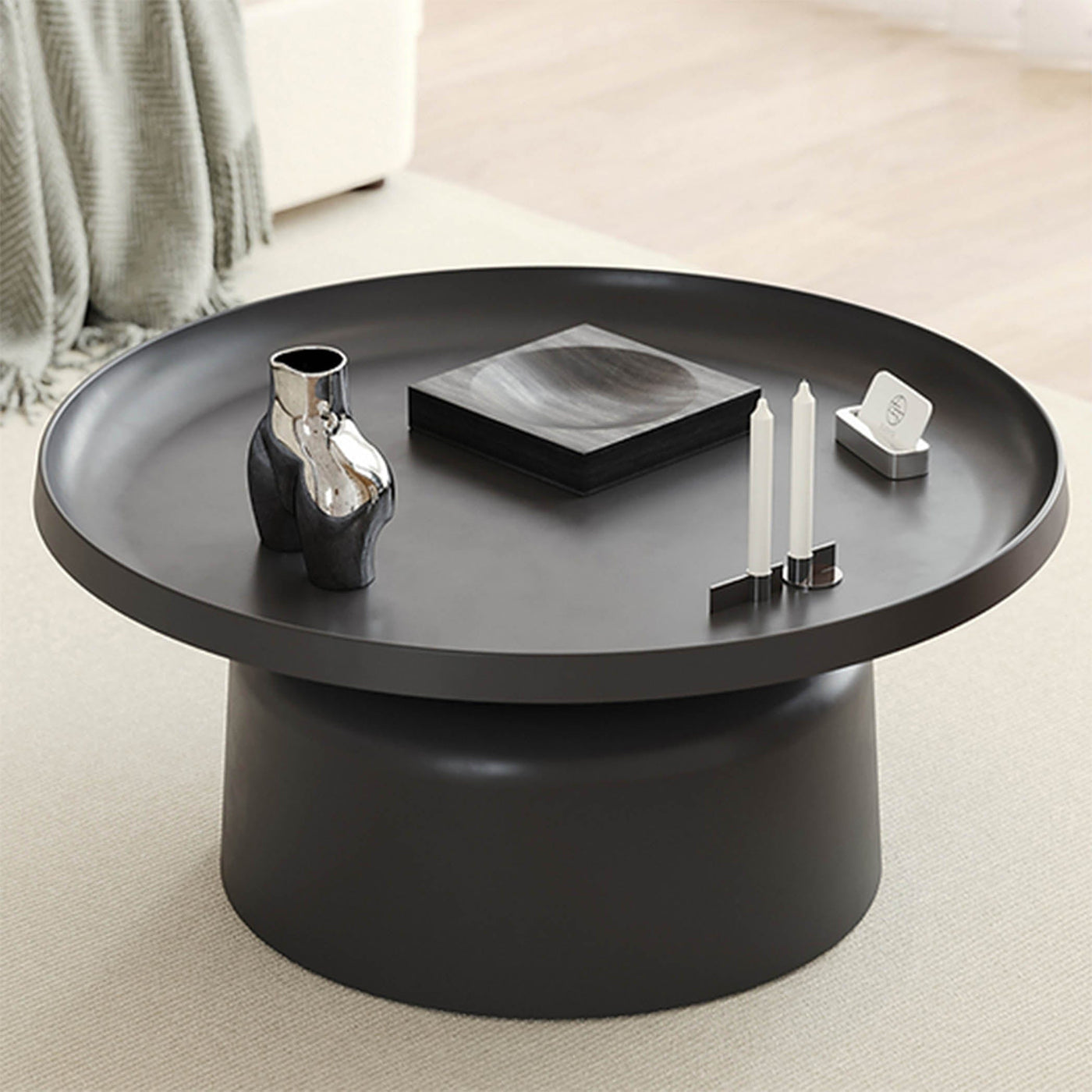 Optez pour la durabilité et le style avec la table à café en métal poudré Klay : une pièce résistante aux intempéries, idéale pour un usage intérieur ou extérieur.