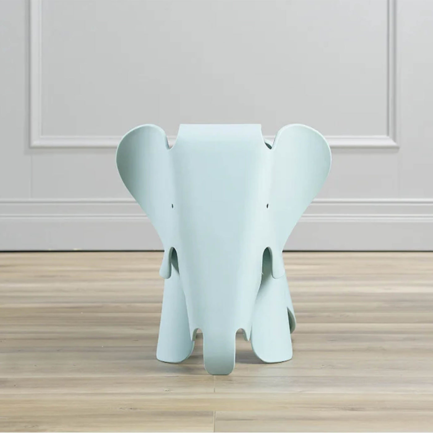 Conçu à l'origine pour les enfants, le tabouret Éléphant séduit par son design distinctif, idéal comme siège ou table d'appoint dans toute maison.