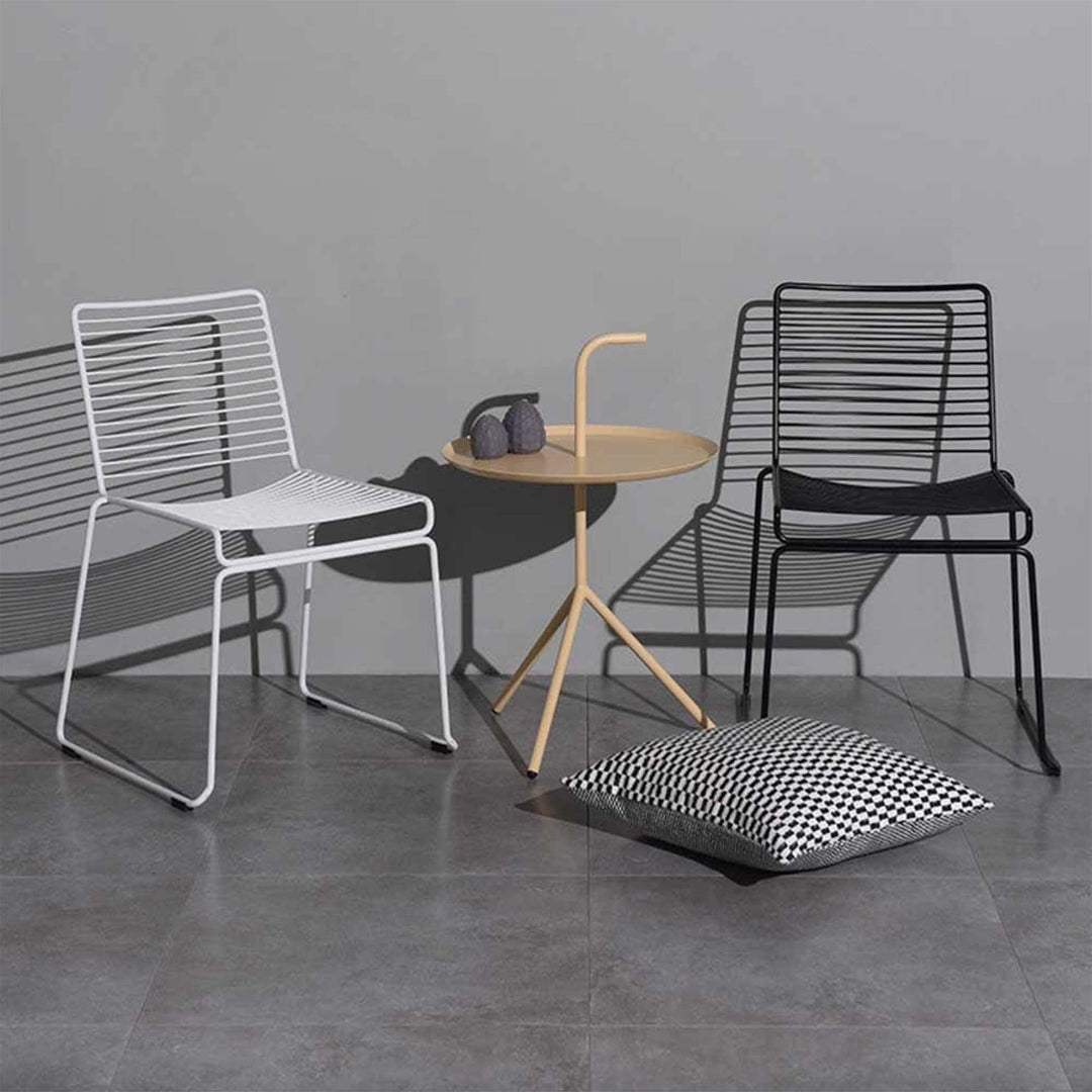 La chaise à dîner HEE se distingue par son esthétique épurée et son minimalisme raffiné. Son design simple met en valeur l'absence de détails inutiles, et cette caractéristique est encore plus prononcée grâce à sa hauteur et à ses longs pieds fins.