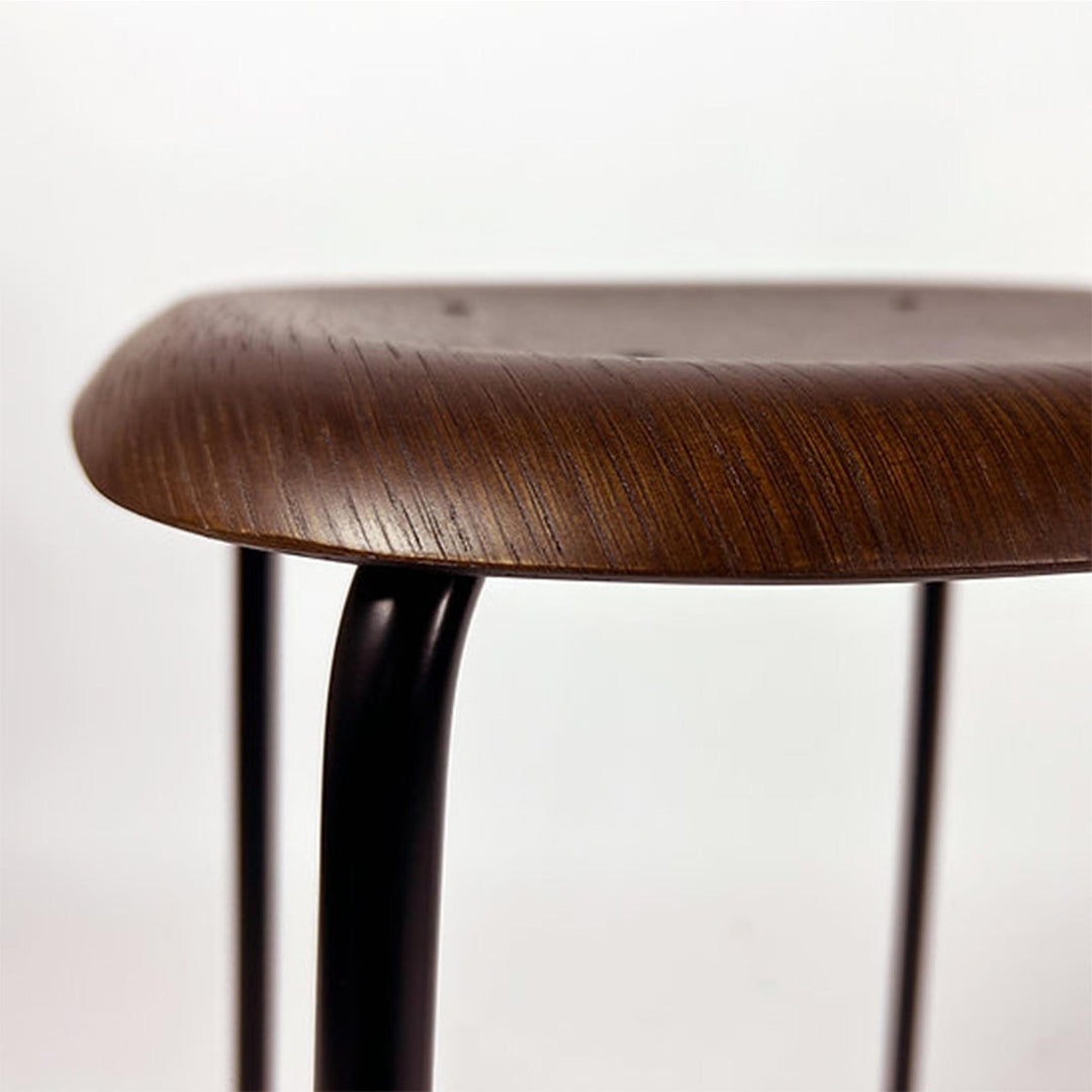 Explorez l'esthétisme innovant de Soft Edge : un tabouret de comptoir alliant bois naturel et acier robuste pour un style industriel raffiné.