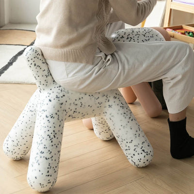 Puppy, tabouret en forme de chien, offre une assise amusante et sécurisée pour les enfants, adapté à une utilisation intérieure et extérieure.