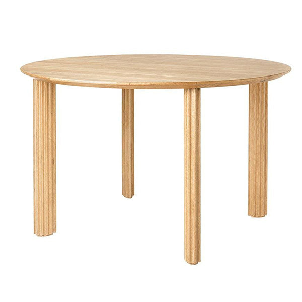 La table à manger Comfort Circle par Umage fait preuve d'un grand souci du détail et d'un solide savoir-faire avec ses pieds en forme de goutte avec des détails sculptés et rainurés - un détail tactile pour les sens.